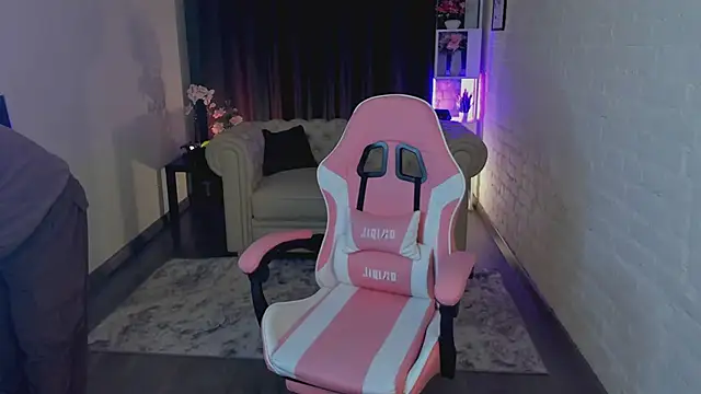 Elizabeth Walson online show from February 2, 9:57 pm