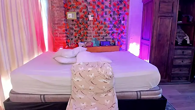 Snapshot of LaGoldenBitch chatting on November 22, 4:28 pm LaGoldenBitch online show from November 22, 4:28 pm