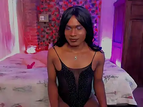 Snapshot of LaGoldenBitch chatting on December 3, 2:04 pm LaGoldenBitch online show from December 3, 2:04 pm