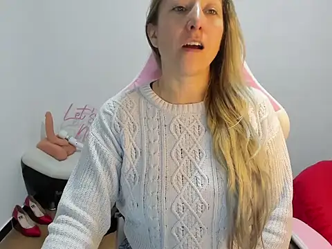 Snapshot of chrystal_sl852 chatting on November 28, 12:57 am chrystal sl852 online show from November 28, 12:57 am