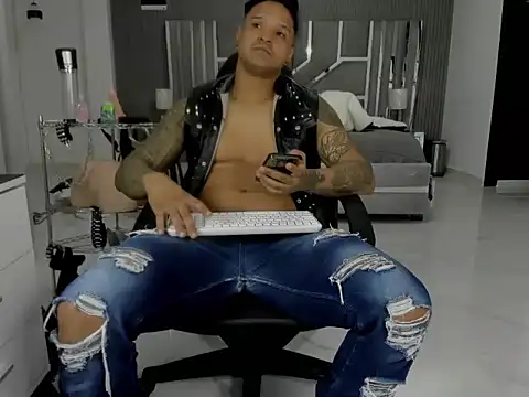 Snapshot of master_leather chatting on July 13, 3:59 pm master leather online show from July 13, 3:59 pm