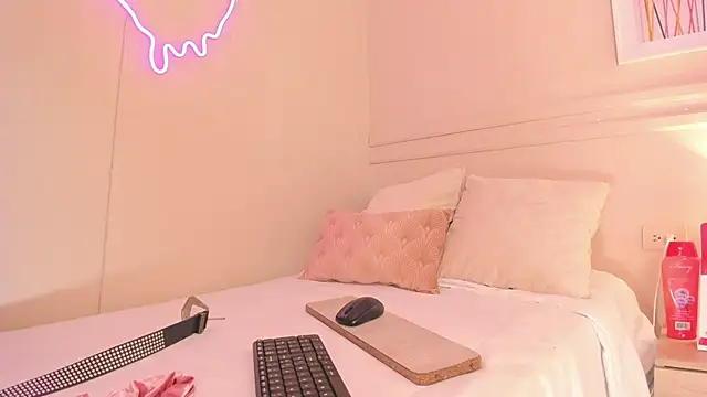 Snapshot of electra_a chatting on November 17, 3:18 pm electra a online show from November 17, 3:18 pm