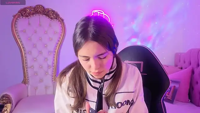 ISABELA TAY online show from June 19, 11:58 am
