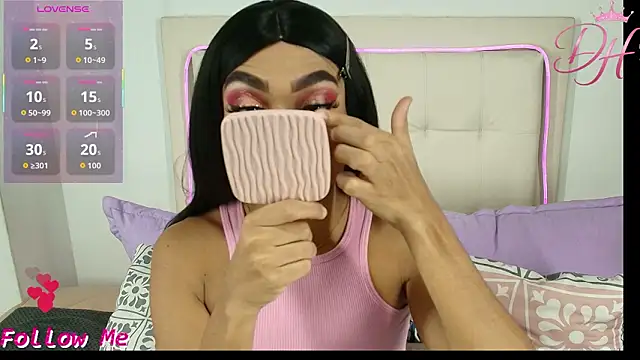 Daphne Hills online show from March 21, 7:50 pm