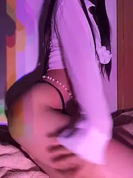 Snapshot of Bella_wett chatting on November 19, 5:18 am Bella wett online show from November 19, 5:18 am