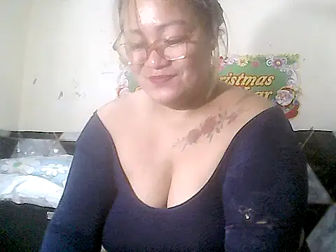 Snapshot of loriepinay46 chatting on November 30, 12:53 pm loriepinay46 online show from November 30, 12:53 pm