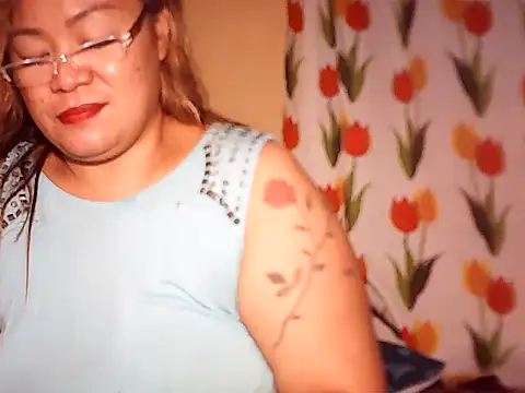 loriepinay46 online show from May 19, 2:56 pm