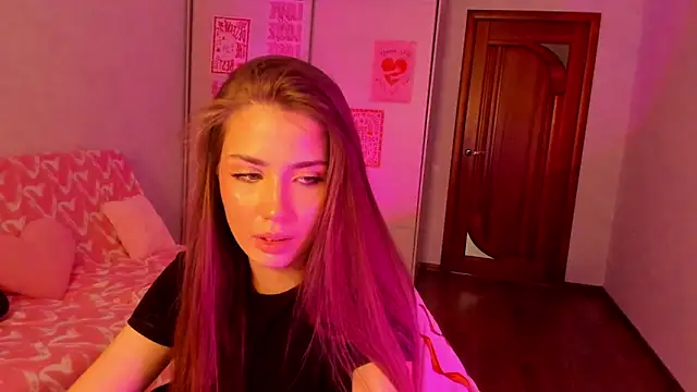 Snapshot of Aurora_Glow21 chatting on May 2, 12:21 pm Aurora Glow21 online show from May 2, 12:21 pm