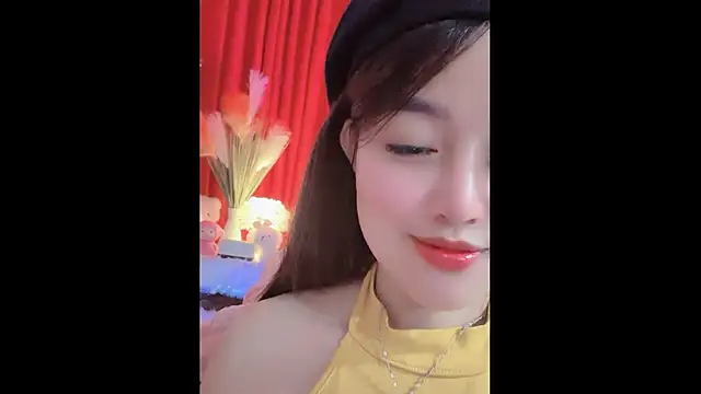 Snapshot of MiCandy-Lovee chatting on December 2, 7:25 am MiCandy-Lovee online show from December 2, 7:25 am