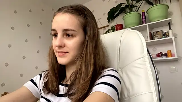 Snapshot of SweetieKatie chatting on December 1, 8:19 am SweetieKatie online show from December 1, 8:19 am