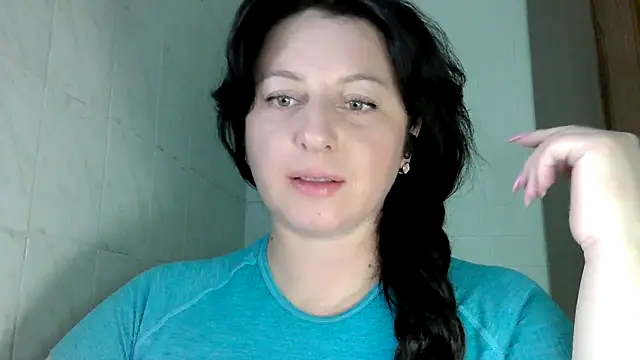 Snapshot of MelinaAx chatting on May 4, 7:32 pm MelinaAx online show from May 4, 7:32 pm