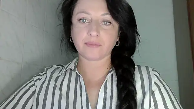Snapshot of MelinaAx chatting on June 11, 7:17 am MelinaAx online show from June 11, 7:17 am