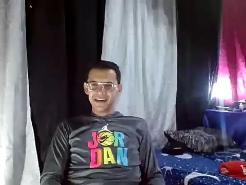 Snapshot of FANTASYBOYS11 chatting on November 19, 12:21 am FANTASYBOYS11 online show from November 19, 12:21 am