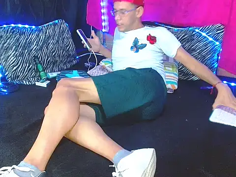 Snapshot of FANTASYBOYS11 chatting on December 14, 12:16 am FANTASYBOYS11 online show from December 14, 12:16 am