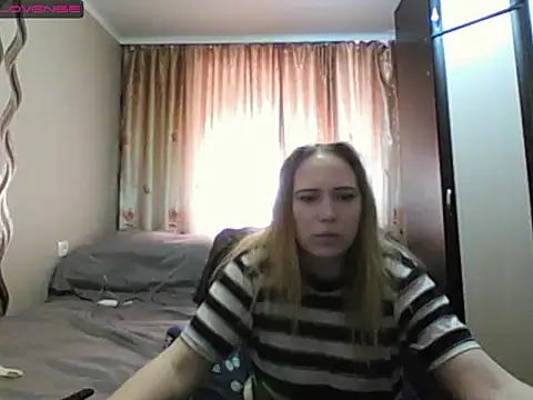Snapshot of JenniDeep chatting on March 31, 7:42 am JenniDeep online show from March 31, 7:42 am
