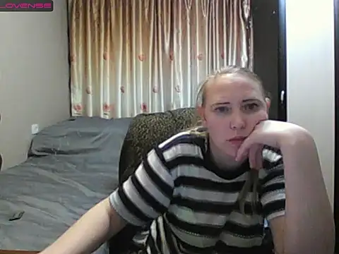 Snapshot of JenniDeep chatting on April 4, 5:43 pm JenniDeep online show from April 4, 5:43 pm