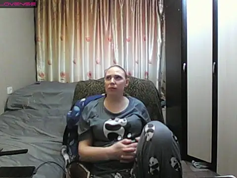 Snapshot of JenniDeep chatting on April 5, 1:19 pm JenniDeep online show from April 5, 1:19 pm