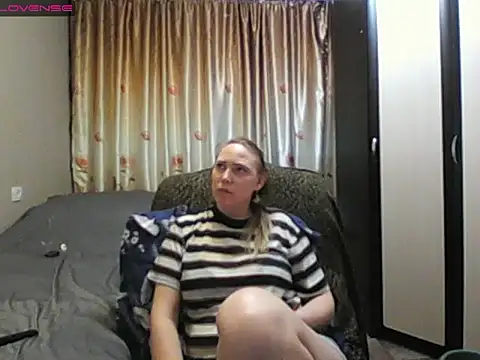 Snapshot of JenniDeep chatting on April 11, 5:39 pm JenniDeep online show from April 11, 5:39 pm