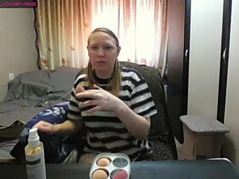Snapshot of JenniDeep chatting on April 16, 8:15 am JenniDeep online show from April 16, 8:15 am