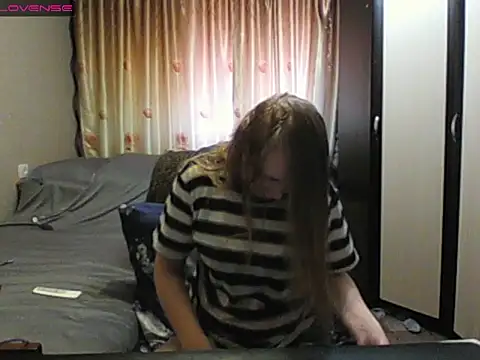 Snapshot of JenniDeep chatting on April 18, 9:35 am JenniDeep online show from April 18, 9:35 am