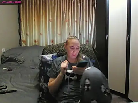 Snapshot of JenniDeep chatting on April 24, 5:04 pm JenniDeep online show from April 24, 5:04 pm