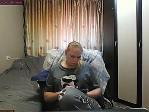Snapshot of JenniDeep chatting on April 28, 3:00 am JenniDeep online show from April 28, 3:00 am