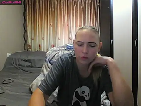 Snapshot of JenniDeep chatting on June 9, 7:42 am JenniDeep online show from June 9, 7:42 am