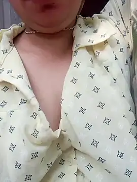 Snapshot of isha_sharma2002 chatting on November 19, 4:12 am isha sharma2002 online show from November 19, 4:12 am