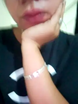 Snapshot of isha_sharma2002 chatting on November 29, 1:47 pm isha sharma2002 online show from November 29, 1:47 pm