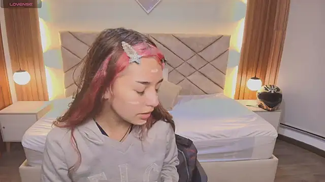 Snapshot of Laracooper_ chatting on February 12, 9:21 pm Laracooper online show from February 12, 9:21 pm