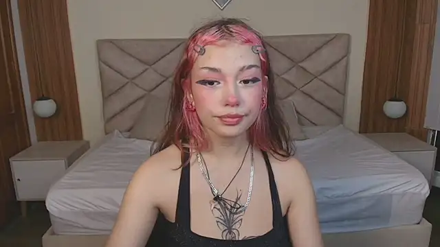 Snapshot of Laracooper_ chatting on February 24, 7:23 pm Laracooper online show from February 24, 7:23 pm