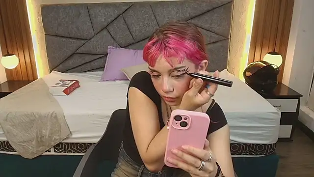 Snapshot of Laracooper_ chatting on March 5, 7:43 pm Laracooper online show from March 5, 7:43 pm