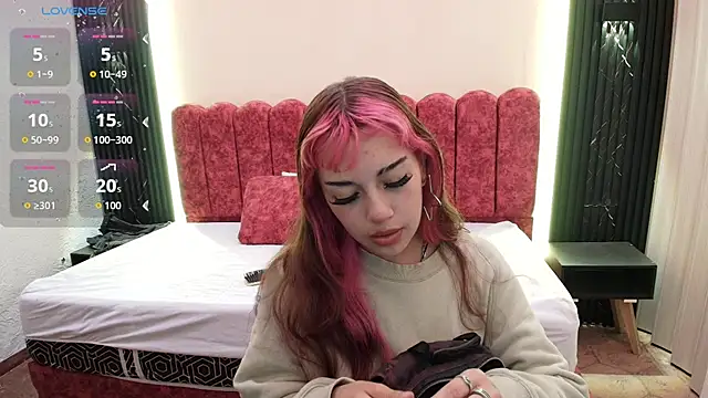 Snapshot of Laracooper_ chatting on March 7, 12:13 pm Laracooper online show from March 7, 12:13 pm