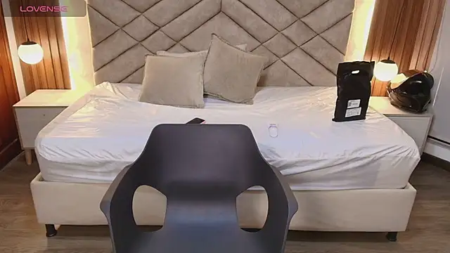 Snapshot of Laracooper_ chatting on March 11, 7:42 pm Laracooper online show from March 11, 7:42 pm