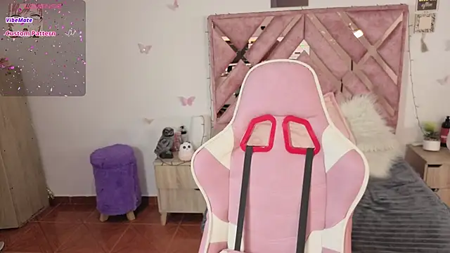 Snapshot of Jasmine_1526 chatting on November 24, 11:21 am Jasmine 1526 online show from November 24, 11:21 am