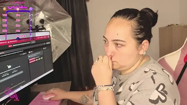 Snapshot of Jasmine_1526 chatting on November 30, 12:53 pm Jasmine 1526 online show from November 30, 12:53 pm