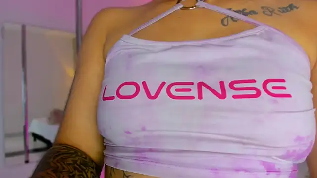 Snapshot of SnakeMuse chatting on November 27, 3:41 am SnakeMuse online show from November 27, 3:41 am