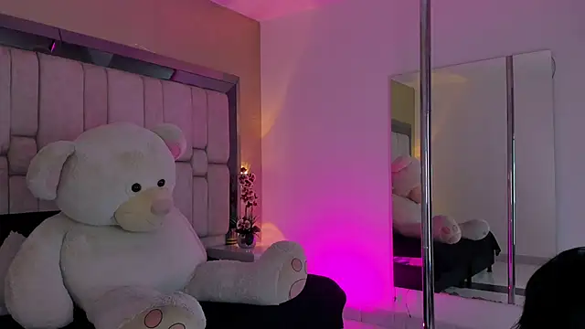 Snapshot of SnakeMuse chatting on November 29, 4:26 am SnakeMuse online show from November 29, 4:26 am