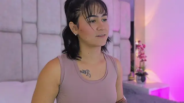 Snapshot of SnakeMuse chatting on November 30, 4:05 am SnakeMuse online show from November 30, 4:05 am