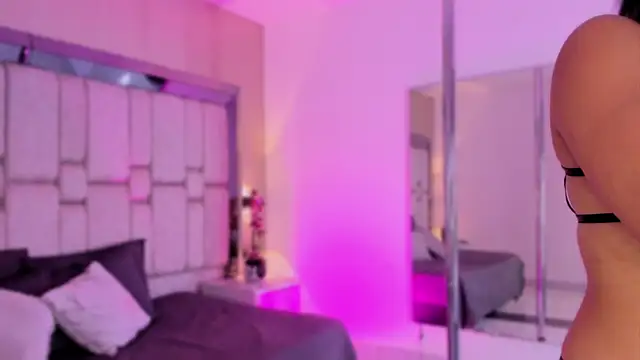 Snapshot of SnakeMuse chatting on December 4, 3:49 am SnakeMuse online show from December 4, 3:49 am