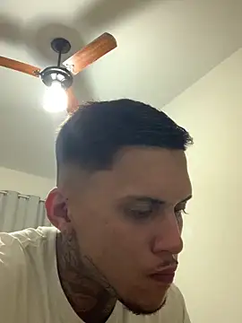 Snapshot of Ryanzl017 chatting on December 18, 10:38 pm Ryanzl017 online show from December 18, 10:38 pm