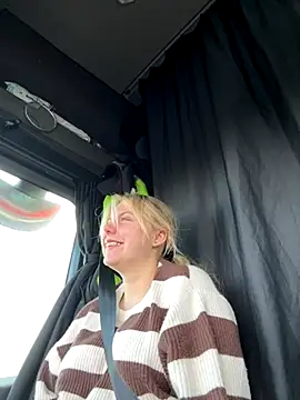 Snapshot of Nallinee chatting on December 1, 11:48 am Nallinee online show from December 1, 11:48 am