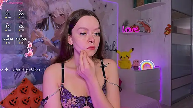 Snapshot of CheekySashaCharm chatting on November 21, 6:23 am CheekySashaCharm online show from November 21, 6:23 am