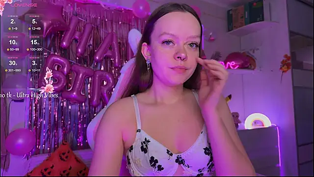 Snapshot of CheekySashaCharm chatting on December 14, 7:36 am CheekySashaCharm online show from December 14, 7:36 am