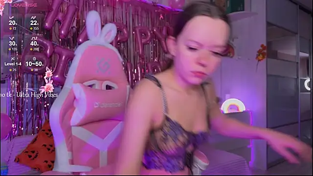 Snapshot of CheekySashaCharm chatting on December 15, 3:33 am CheekySashaCharm online show from December 15, 3:33 am