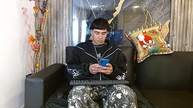 Snapshot of Tommy160920 chatting on November 25, 2:28 pm Tommy160920 online show from November 25, 2:28 pm