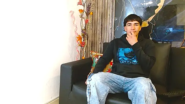 Snapshot of Tommy160920 chatting on November 28, 1:47 pm Tommy160920 online show from November 28, 1:47 pm