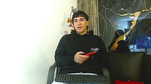 Snapshot of Tommy160920 chatting on November 29, 1:58 pm Tommy160920 online show from November 29, 1:58 pm