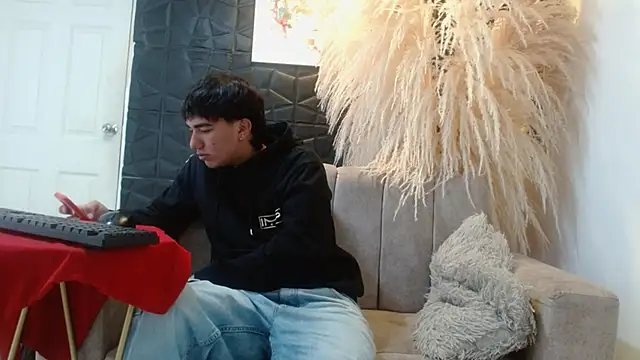 Snapshot of Tommy160920 chatting on December 5, 1:09 pm Tommy160920 online show from December 5, 1:09 pm