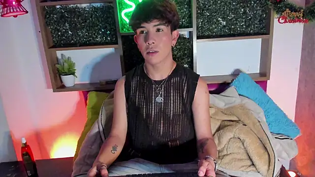 Snapshot of Angeldust19 chatting on November 20, 3:39 am Angeldust19 online show from November 20, 3:39 am